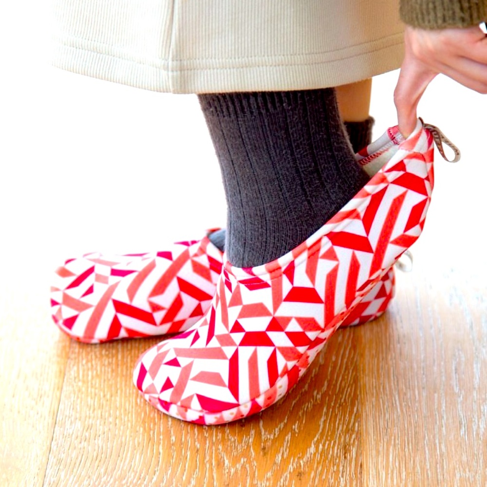 NWT Size 7-8.5 Geometric Non-Slip Slipper Socks